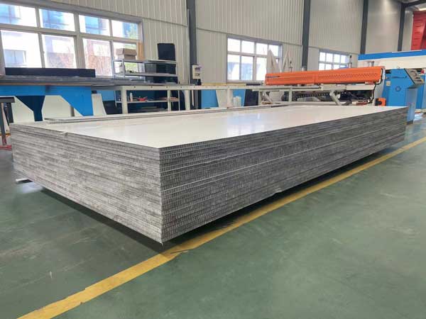 CFRTP材料闆更耐高(gao)溫可與高強度(dù)鋼媲美